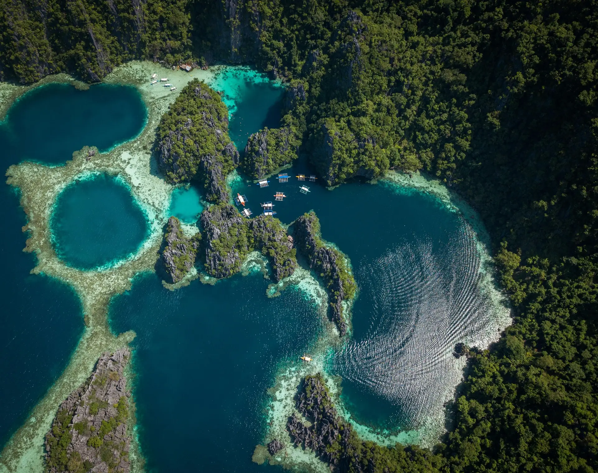 Travel in the Philippines — Stunning aerial view of Coron’s turquoise lagoons and steep limestone cliffs covered in dense, lush tropical forest in Palawan.