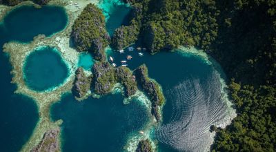 Travel in the Philippines — Stunning aerial view of Coron’s turquoise lagoons and steep limestone cliffs covered in dense, lush tropical forest in Palawan.