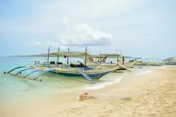 Voyage aux Philippines — Une Bangka traditionnelle, bateau à balancier typique, sur une plage de Boracay.