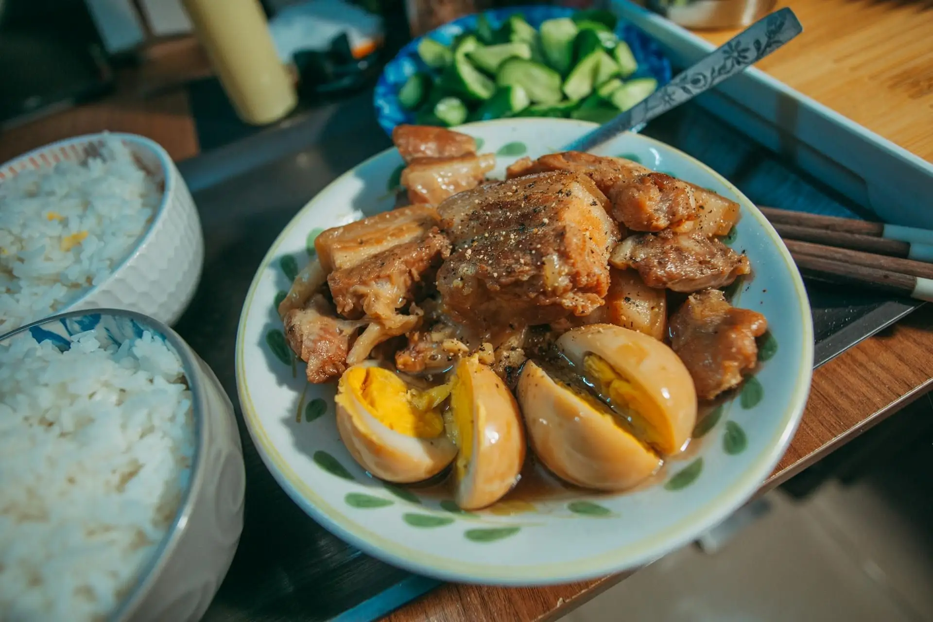 Voyage aux Philippines — Un plat traditionnel d'Adobo composé de viande mijotée et d'œufs, servi avec du riz à Luçon.