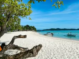 Voyage aux Philippines – agriculteur travaillant dans les rizières de Luzon sous un arc-en-ciel