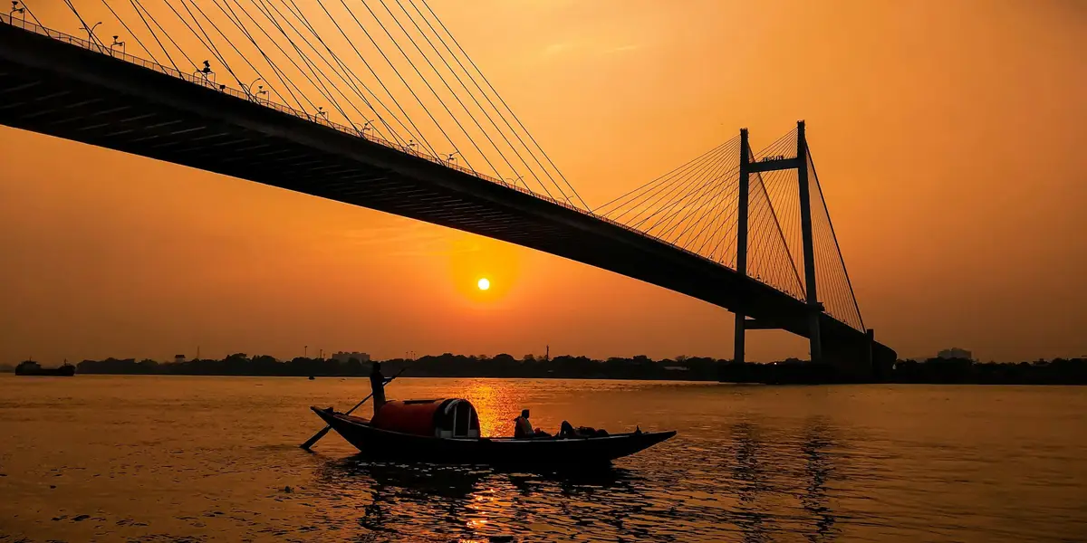 Coucher de soleil sur le pont de Kolkata dans le Bengale