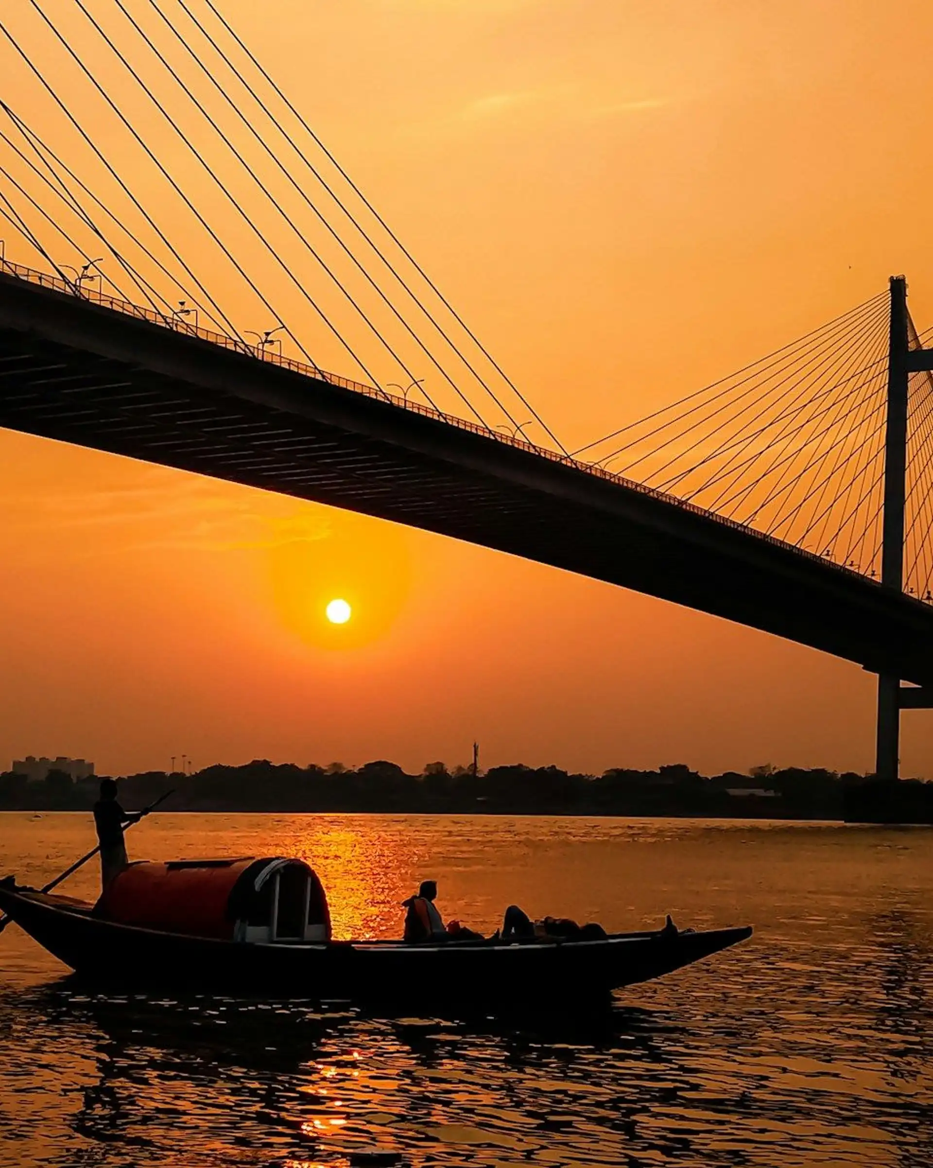Coucher de soleil sur le pont de Kolkata dans le Bengale