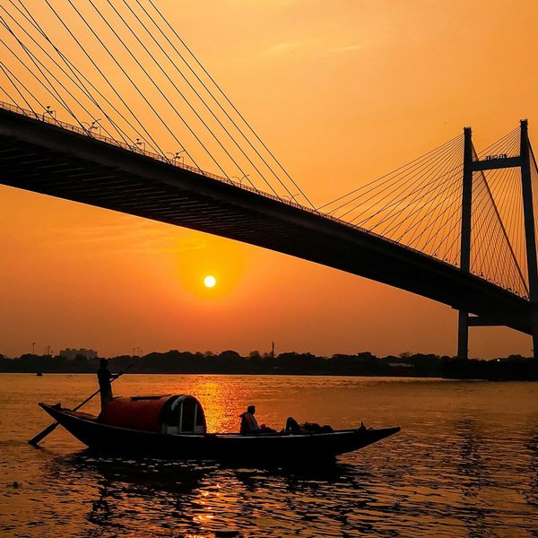 Coucher de soleil sur le pont de Kolkata dans le Bengale