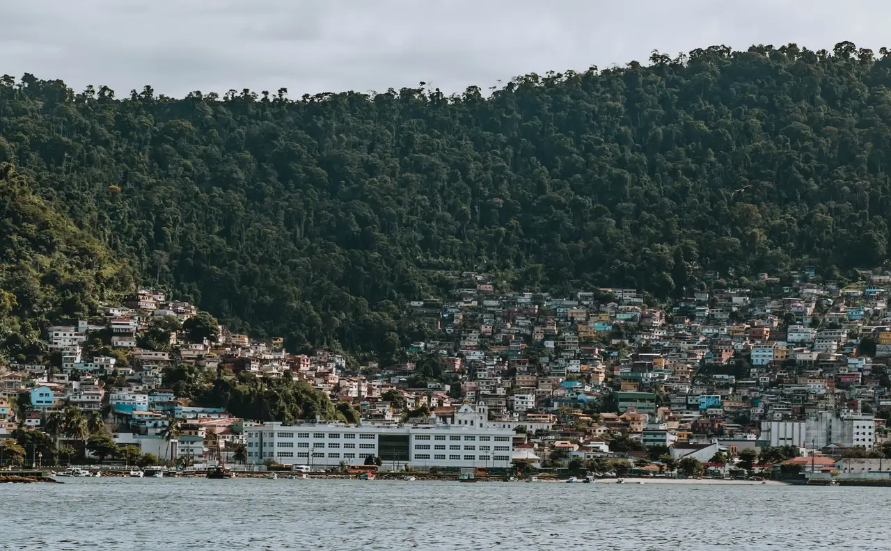 Voyage au Brésil – Vue depuis l'eau sur la ville côtière d'Angra dos Reis et ses collines verdoyantes avant l'embarquement en bateau pour Ilha Grande.