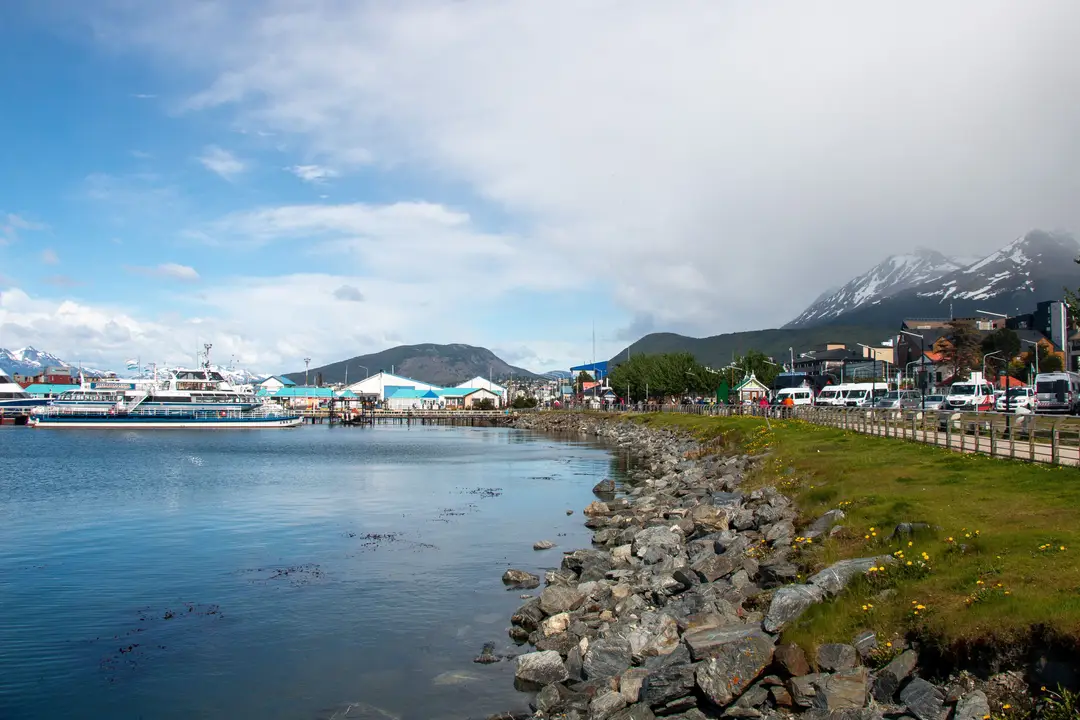 port d'Ushuaia avec ses montagnes pittoresques et son front de mer animé