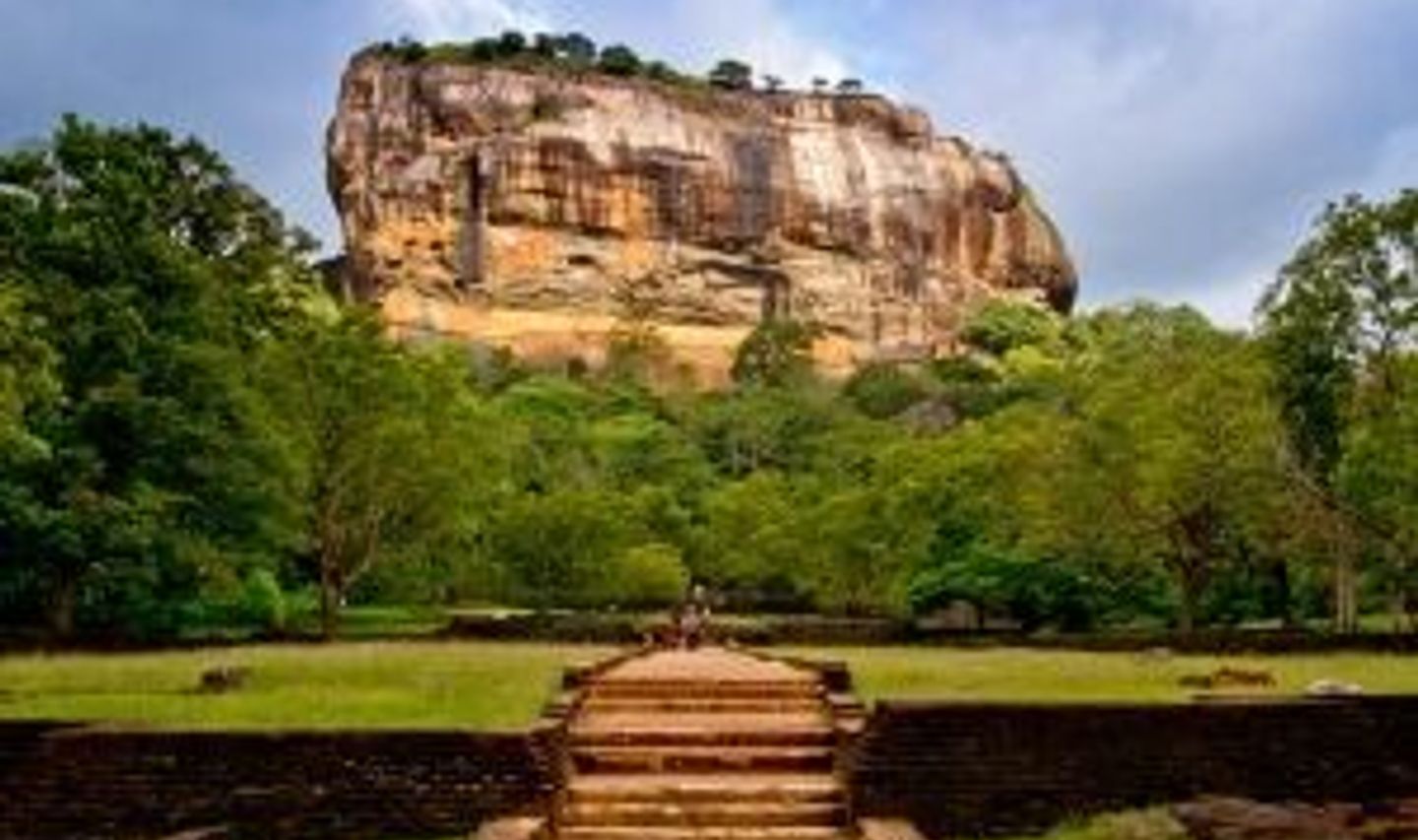 Travel in Asia - Lush green natural setting in Sri Lanka