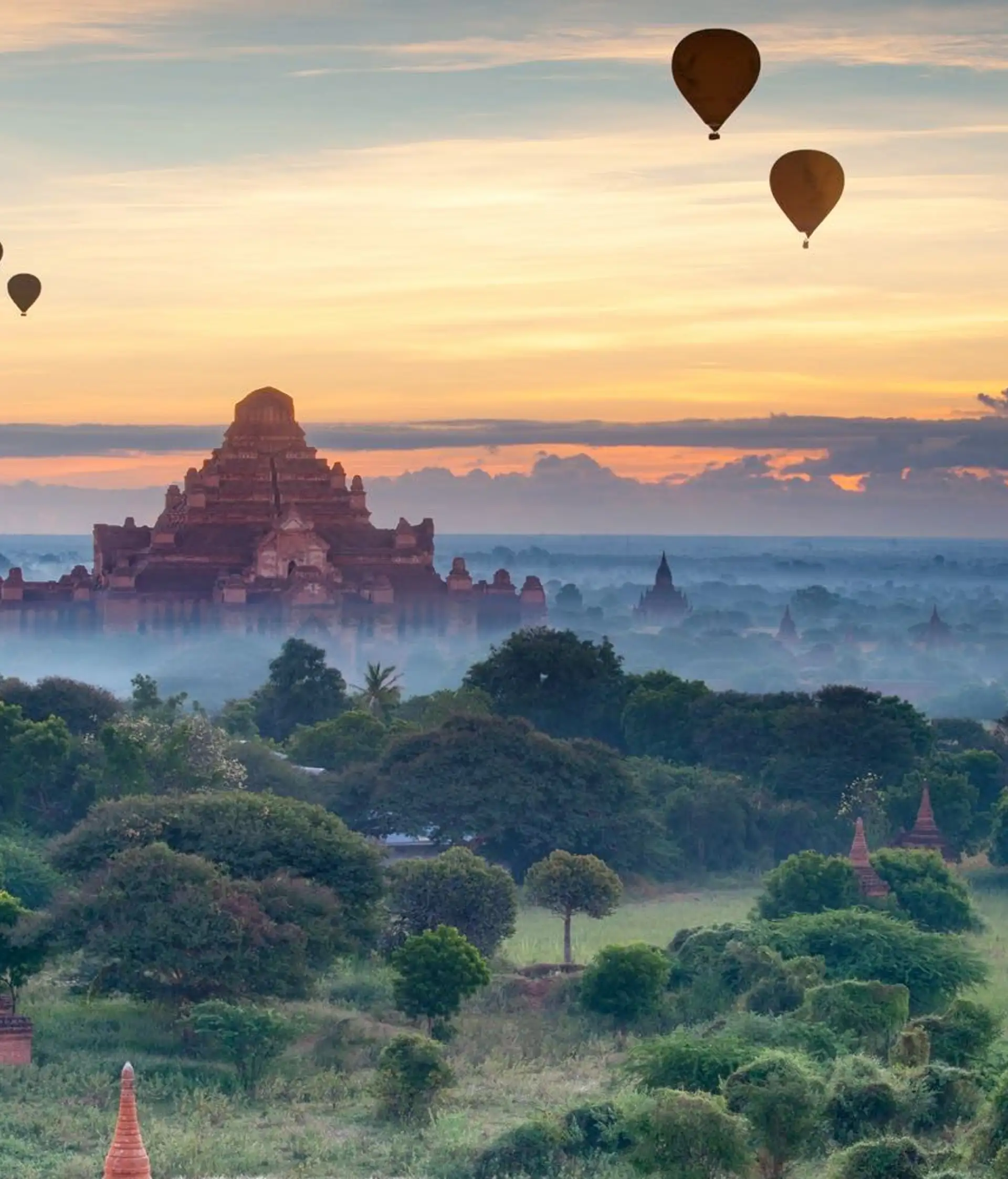 Survol des temples de Bagan en montgolfière au lever du soleil lors d'un circuit en Birmanie.