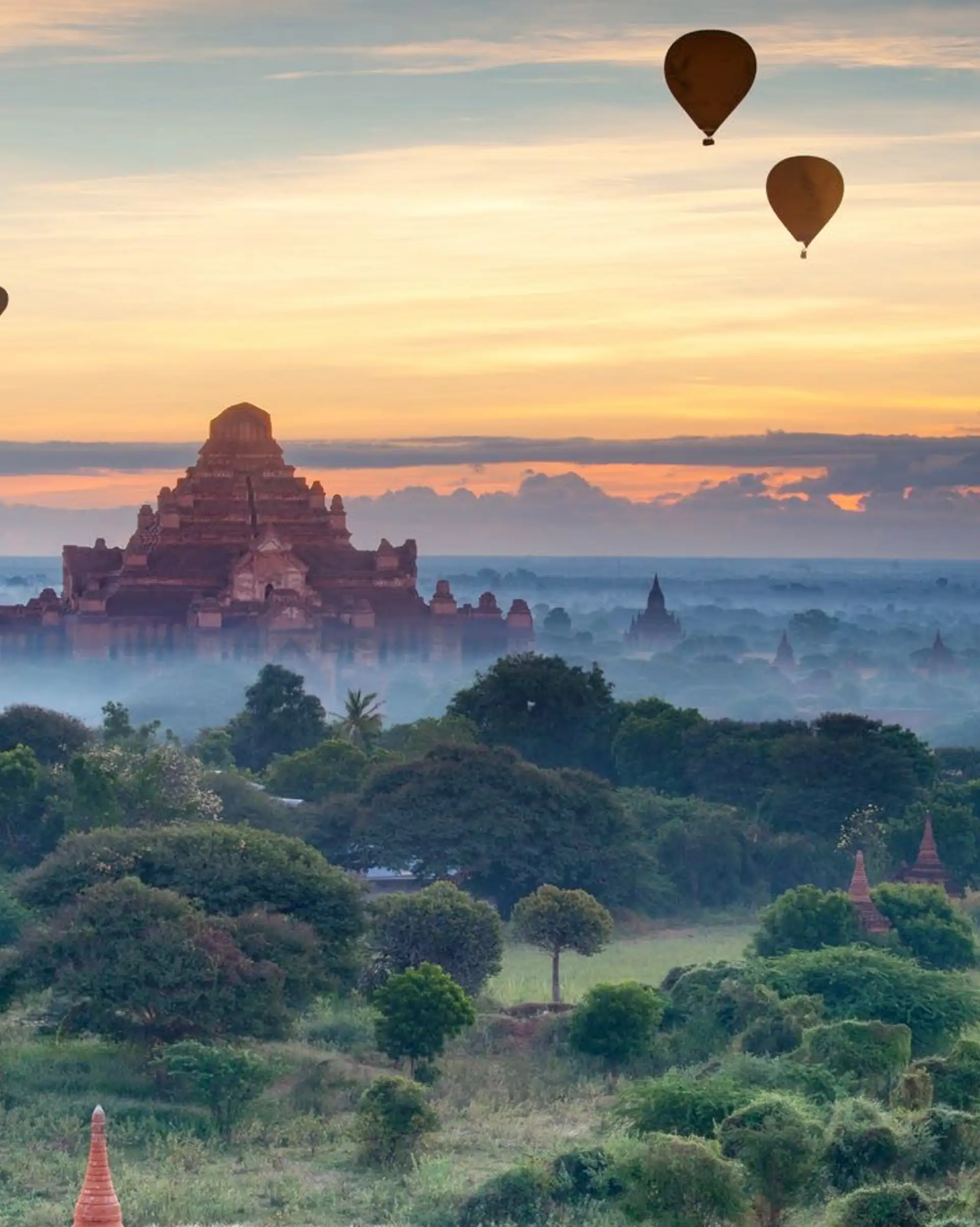 Survol des temples de Bagan en montgolfière au lever du soleil lors d'un circuit en Birmanie.