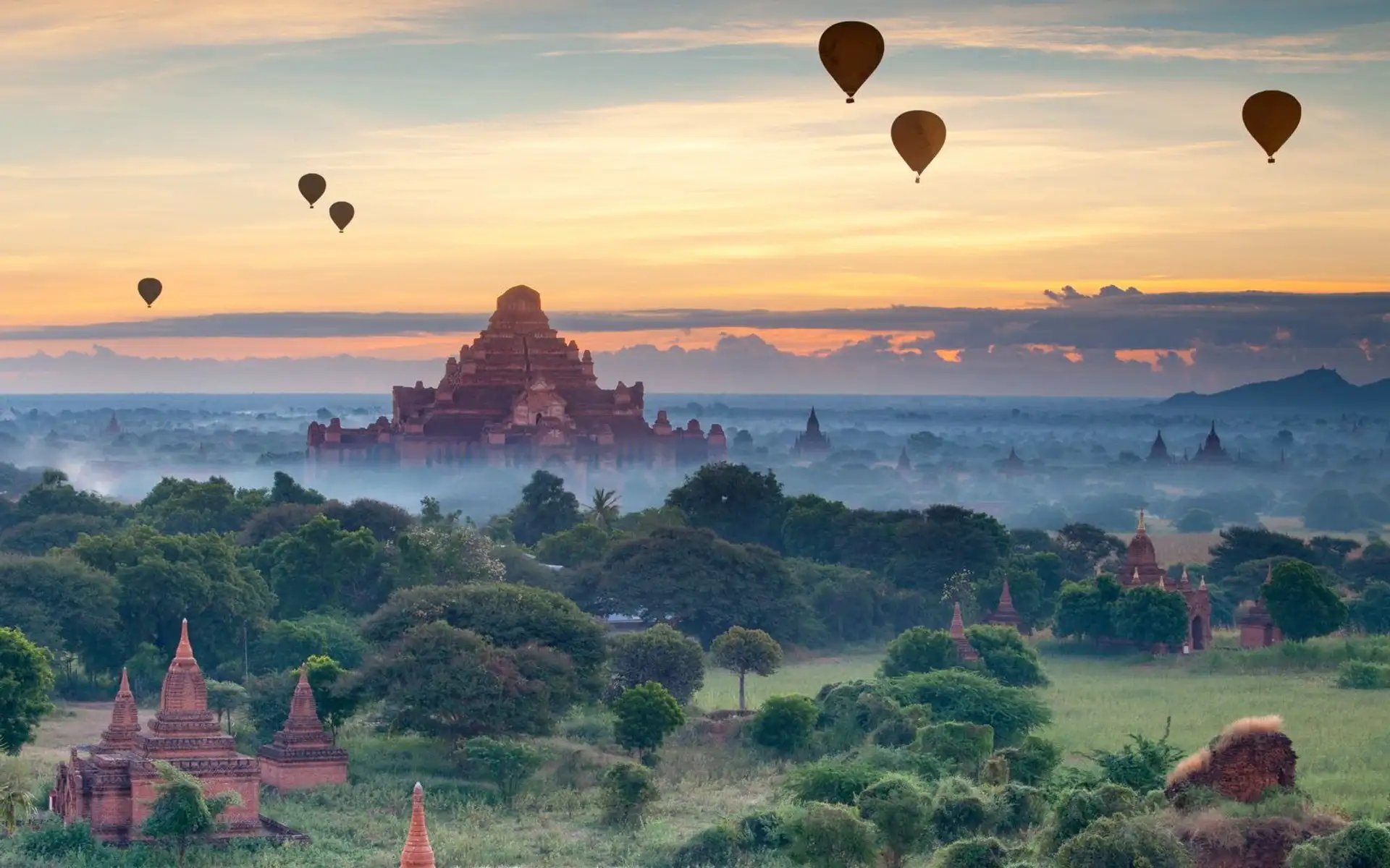 Survol des temples de Bagan en montgolfière au lever du soleil lors d'un circuit en Birmanie.