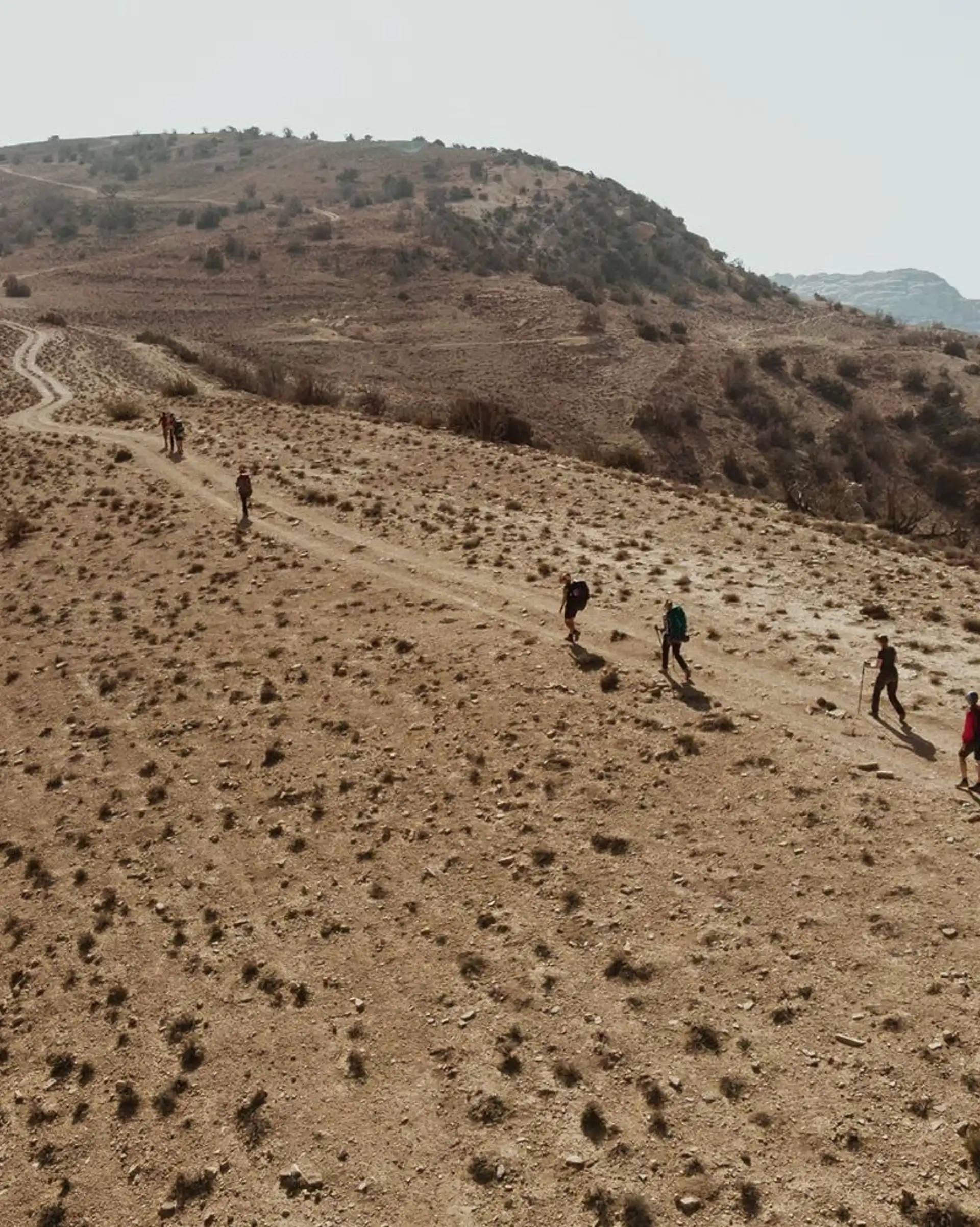 Voyage en Asie - Groupe d'amies effectuant une randonnée en Jordanie