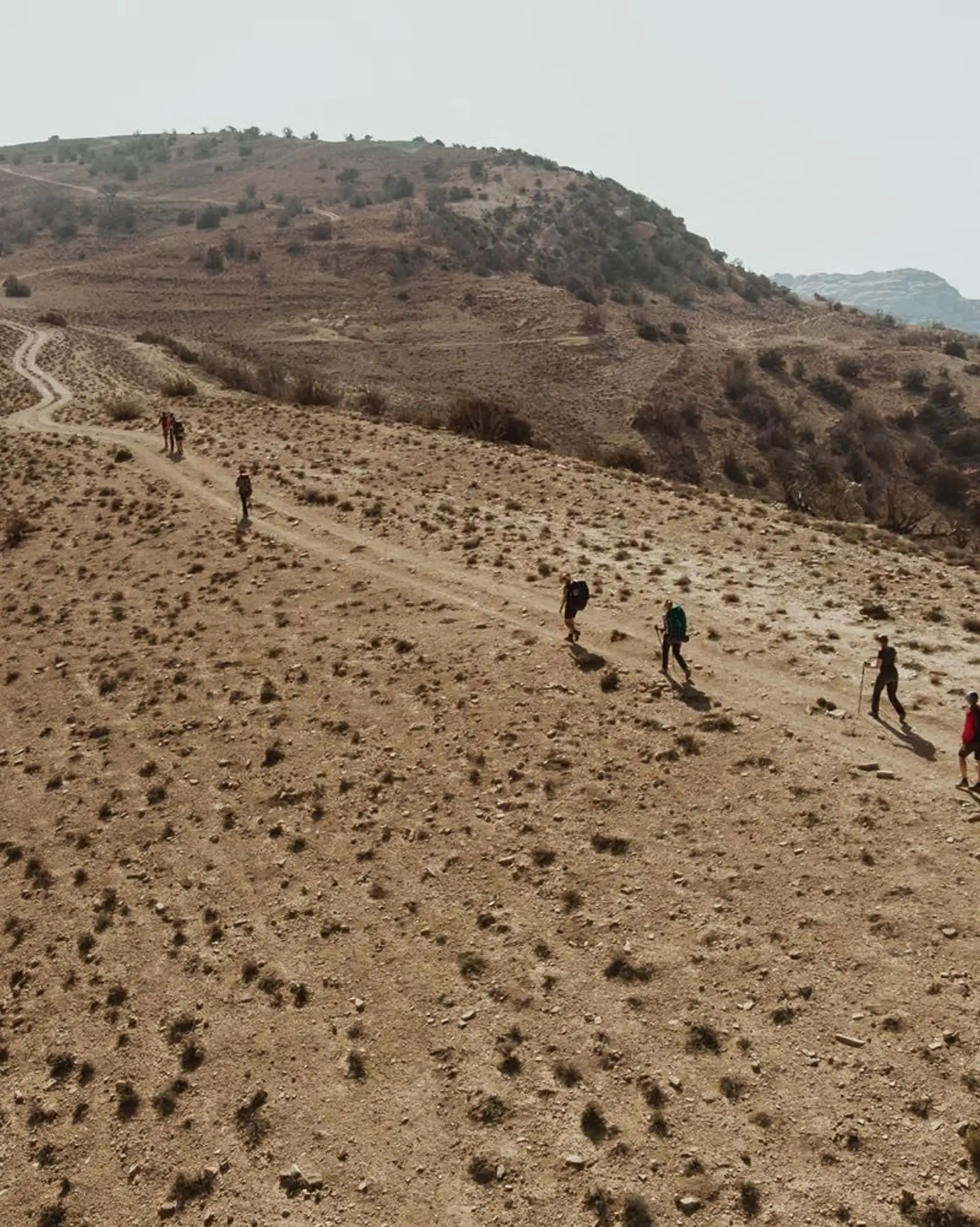 Voyage en Asie - Groupe d'amies effectuant une randonnée en Jordanie