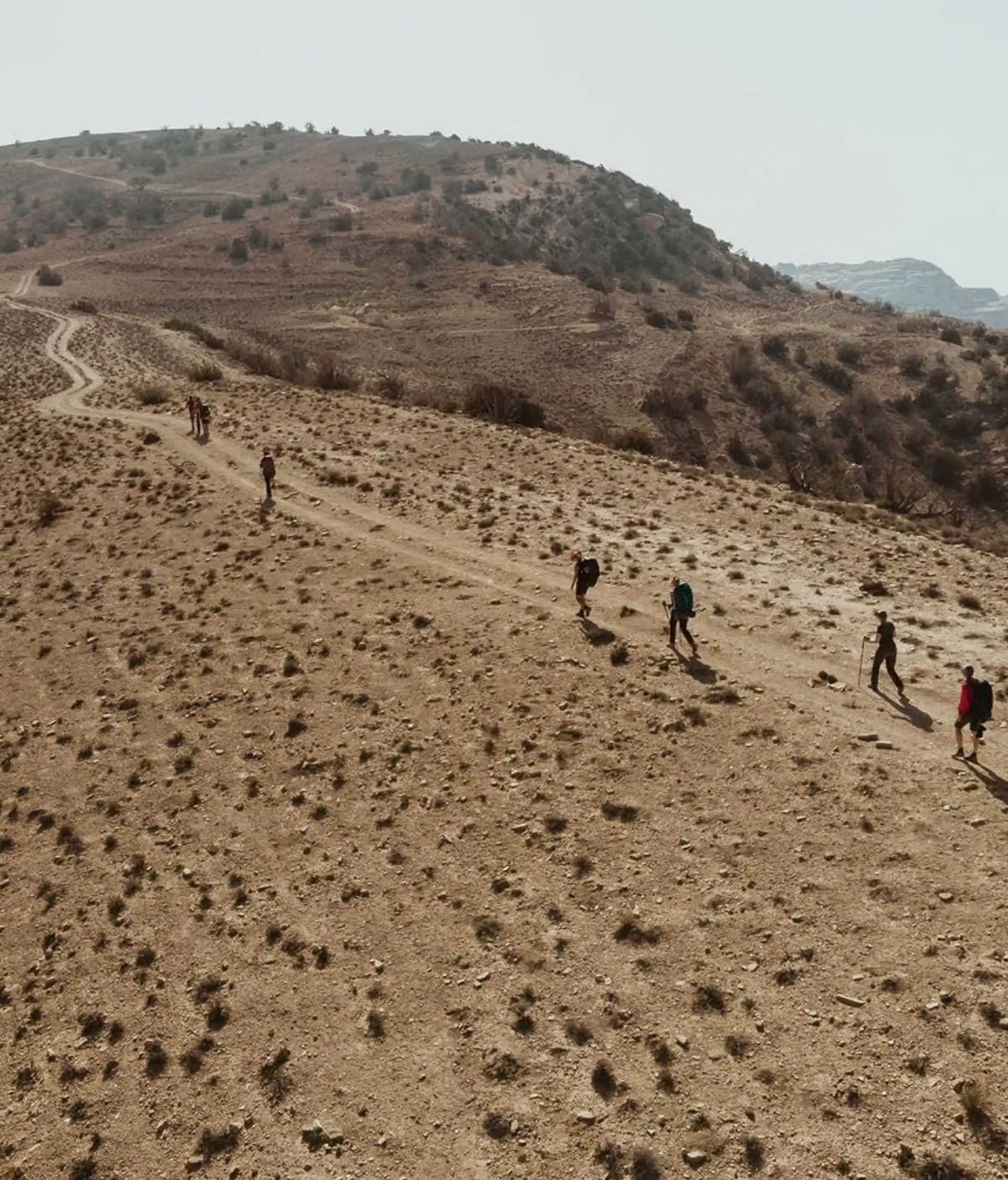 Voyage en Asie - Groupe d'amies effectuant une randonnée en Jordanie