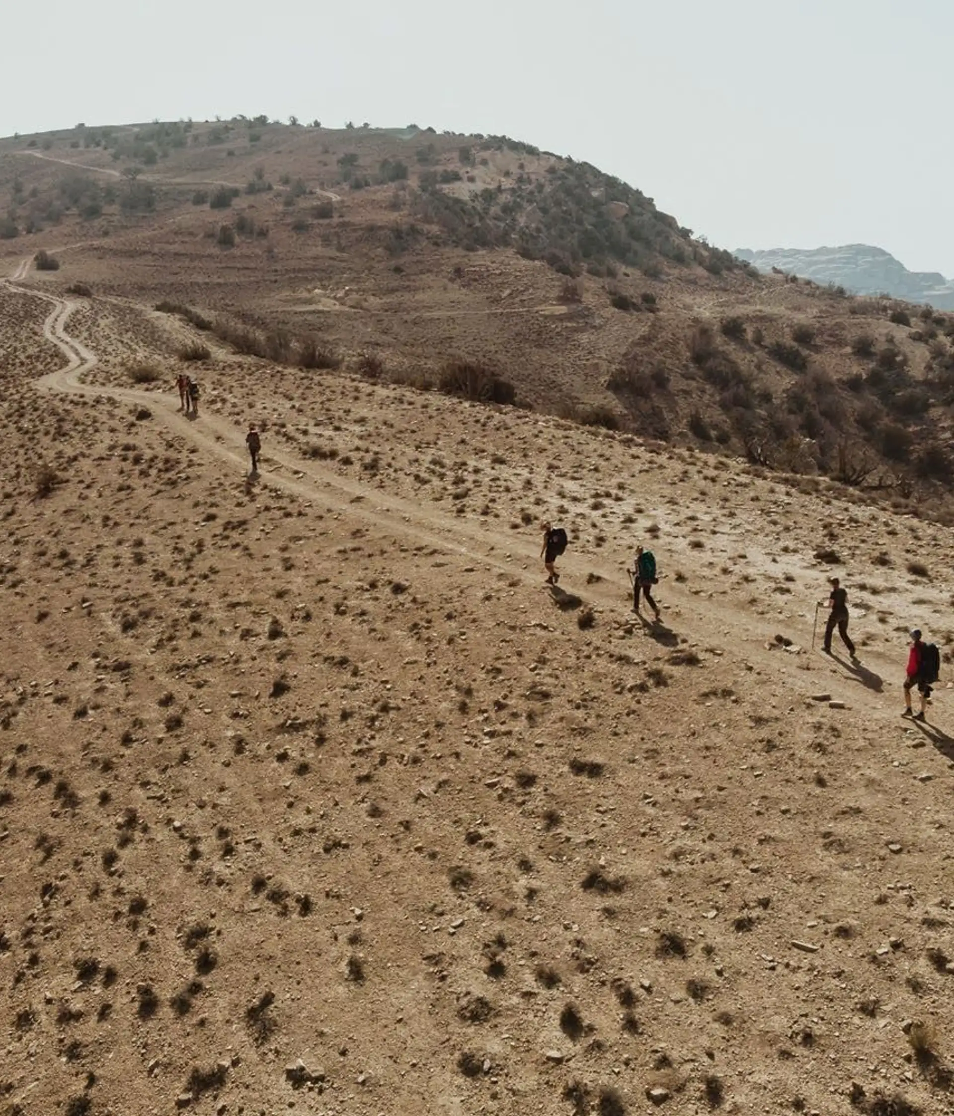 Voyage en Asie - Groupe d'amies effectuant une randonnée en Jordanie
