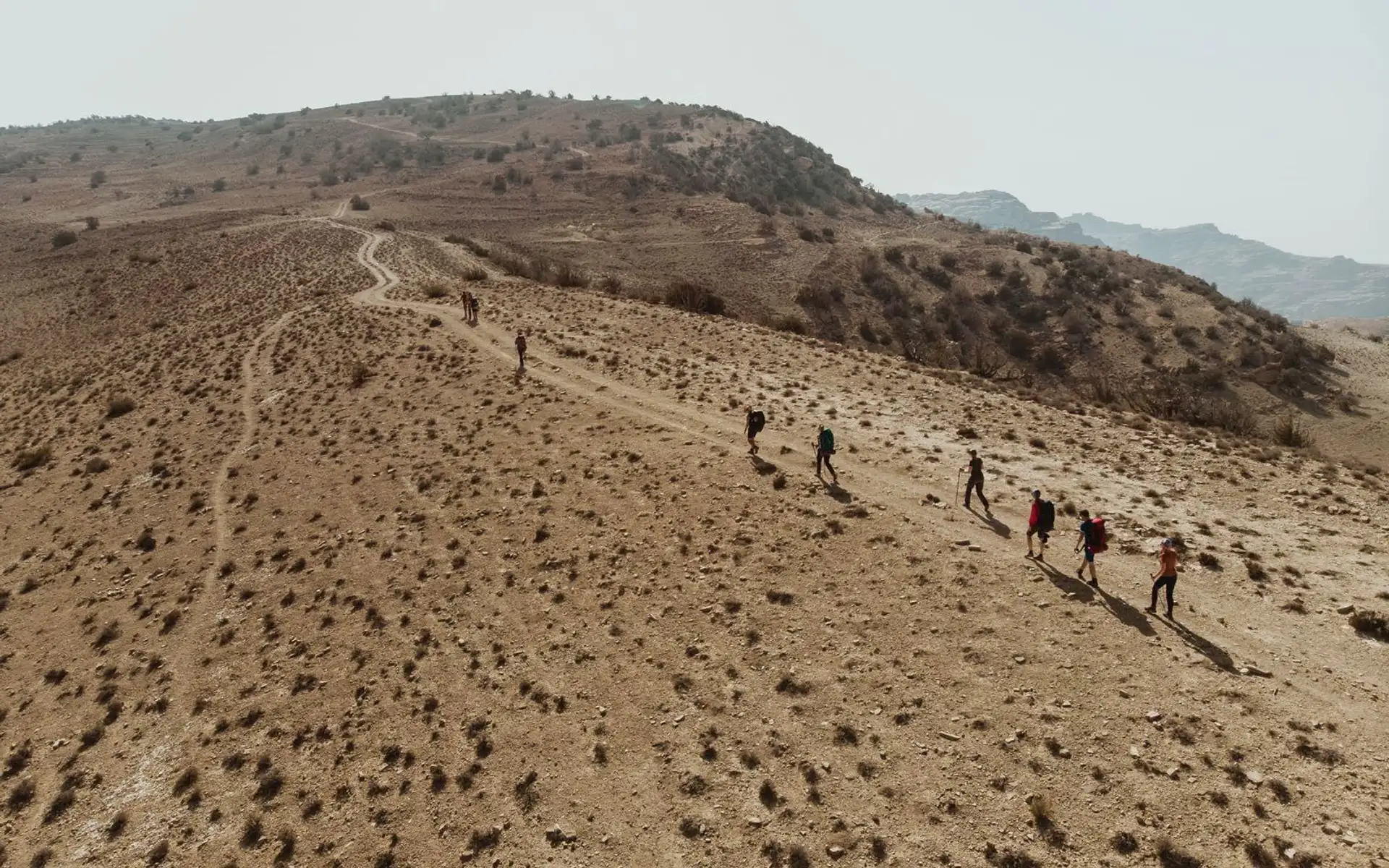 Voyage en Asie - Groupe d'amies effectuant une randonnée en Jordanie