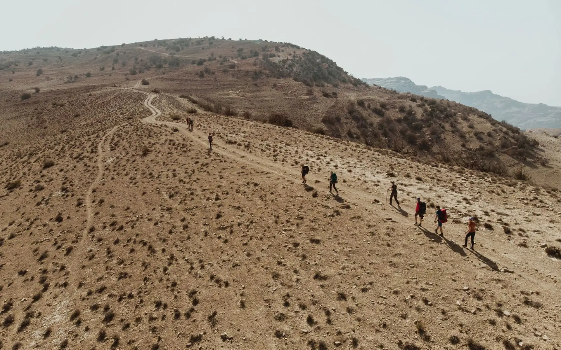 Voyage en Asie - Groupe d'amies effectuant une randonnée en Jordanie