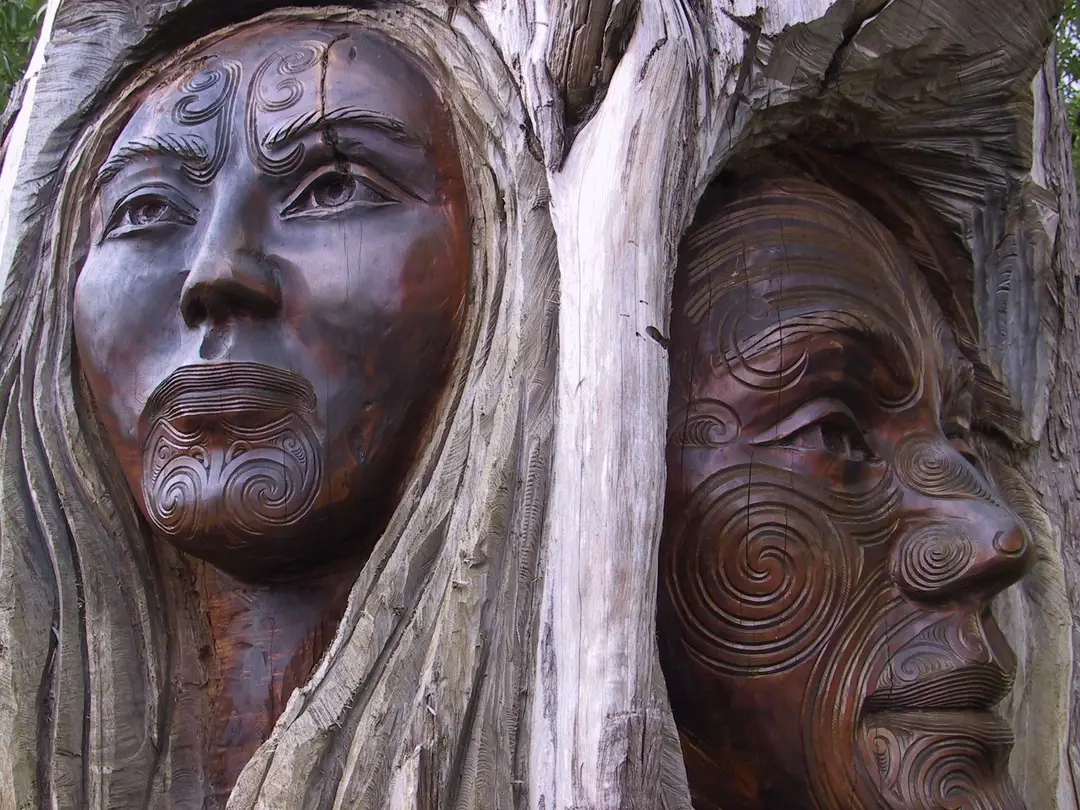 Sculpture sur bois māorie réalisée selon les techniques du whakairo rākau