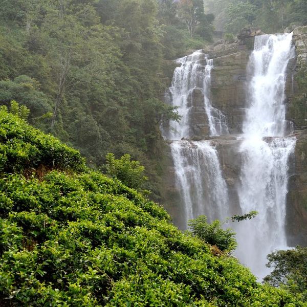 Halt an den Wasserfällen von Ramboda auf Sri Lanka