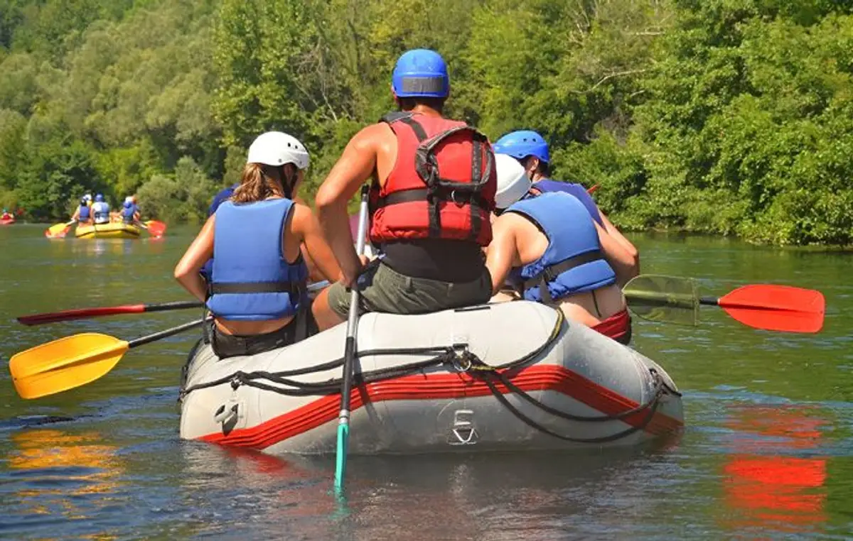 rafting abenteuer und wasserfallerkundung