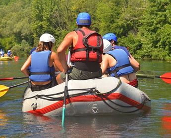 rafting abenteuer und wasserfallerkundung