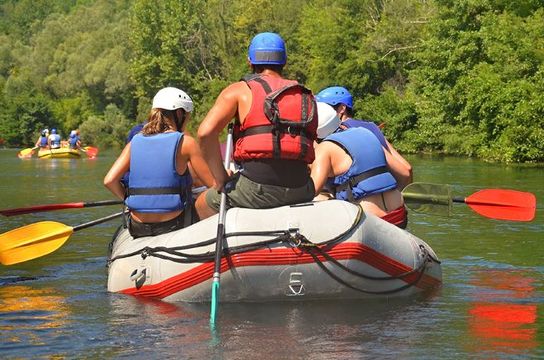 rafting abenteuer und wasserfallerkundung
