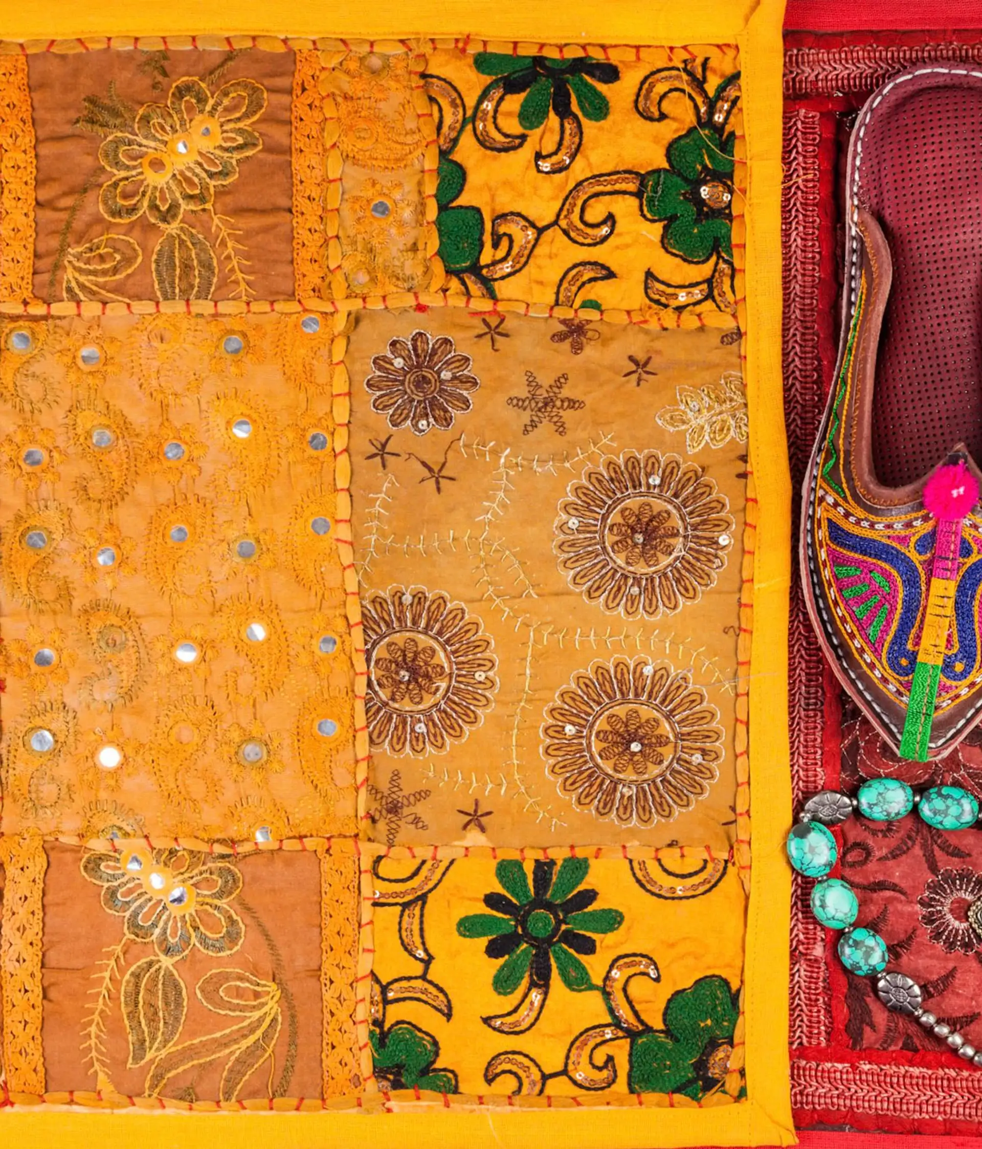 Tenture, babouches et bijoux typiques du Rajasthan