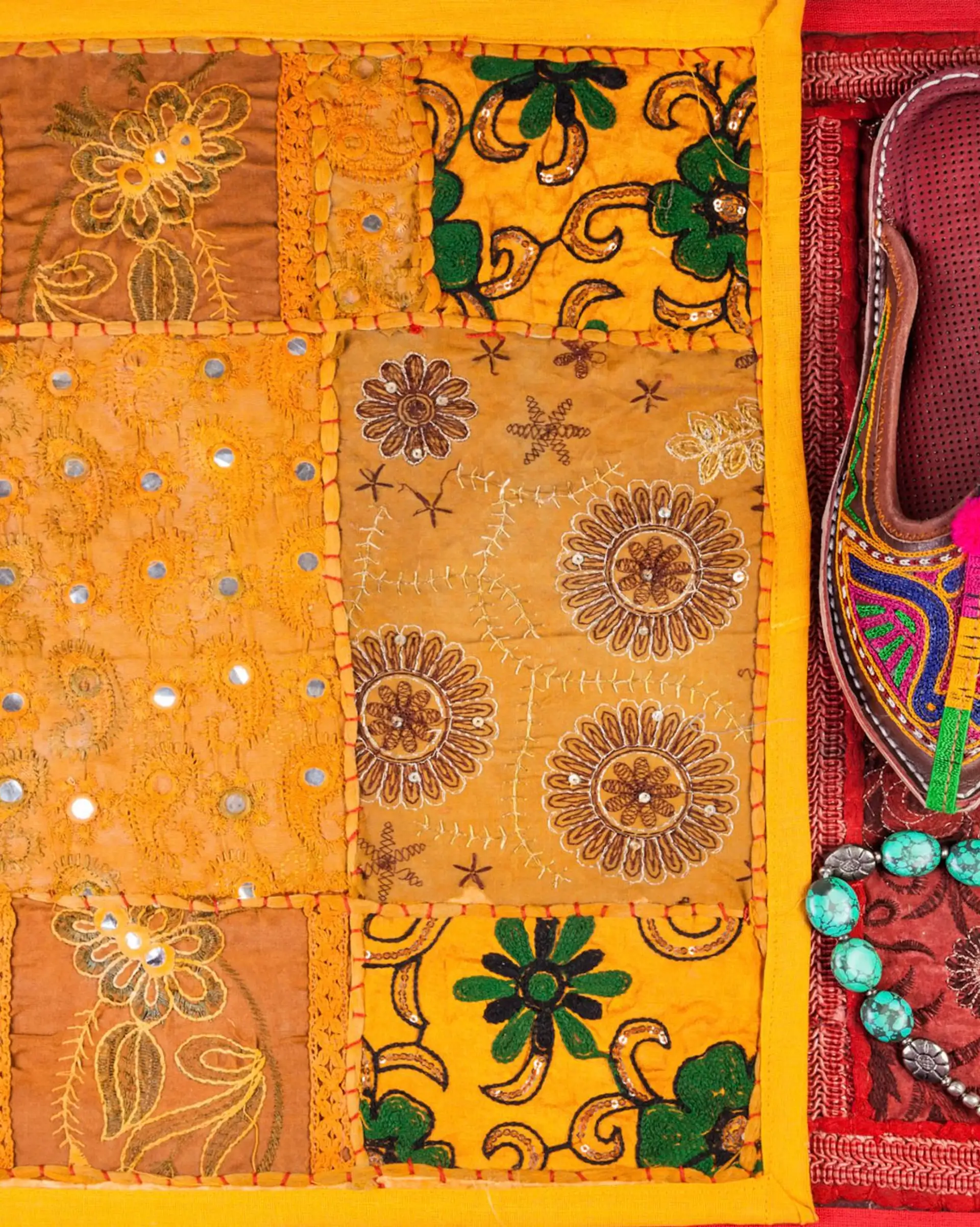 Tenture, babouches et bijoux typiques du Rajasthan