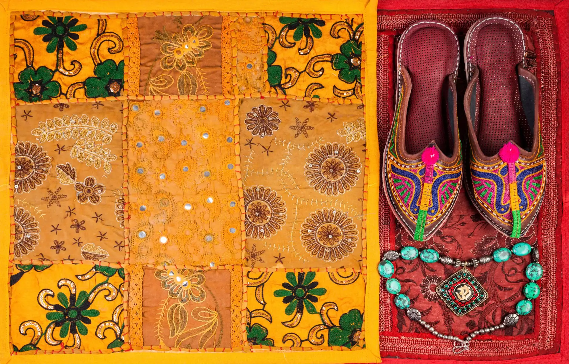 Tenture, babouches et bijoux typiques du Rajasthan