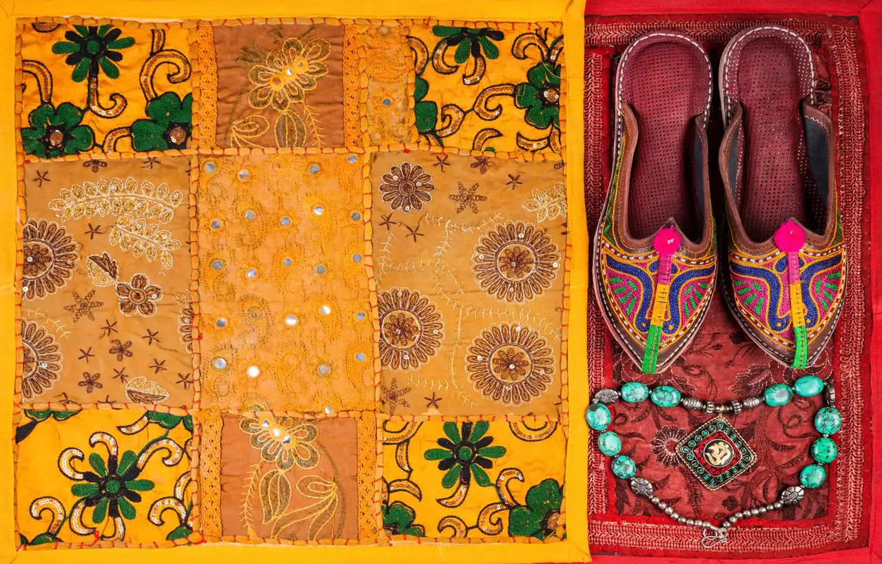 Tenture, babouches et bijoux typiques du Rajasthan