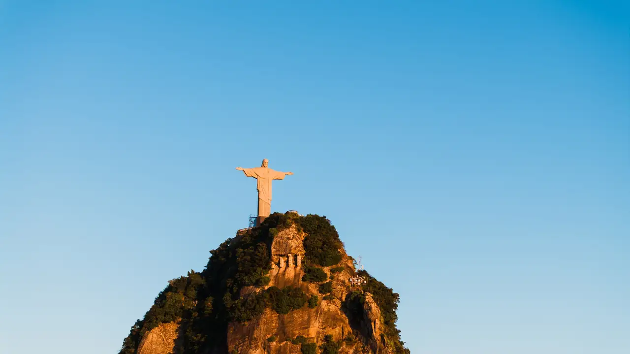 Voyage au Brésil – La statue monumentale du Christ Rédempteur dressée au sommet du mont Corcovado sous un ciel bleu dégagé à Rio de Janeiro.
