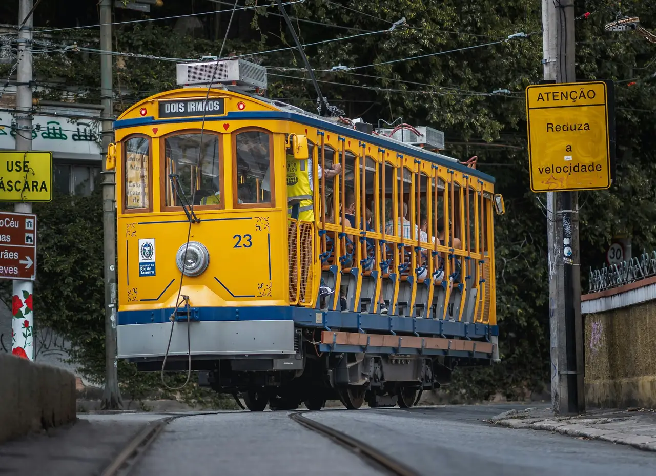 Voyage au Brésil – Le célèbre tramway jaune historique, ou bondinho, circulant sur ses rails dans les ruelles du quartier des artistes de Santa Teresa à Rio de Janeiro.