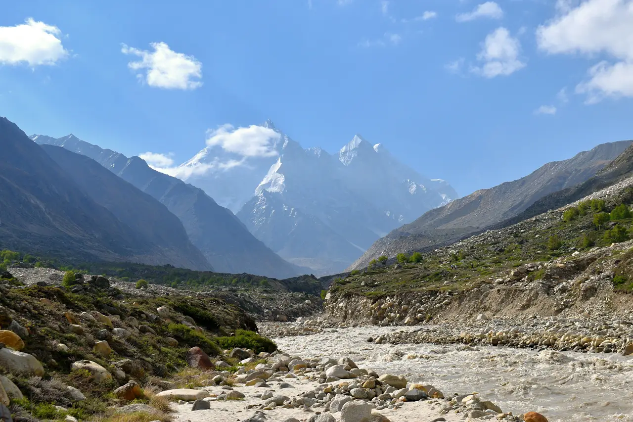 Un ruisseau au milieu du panorama himalayen 