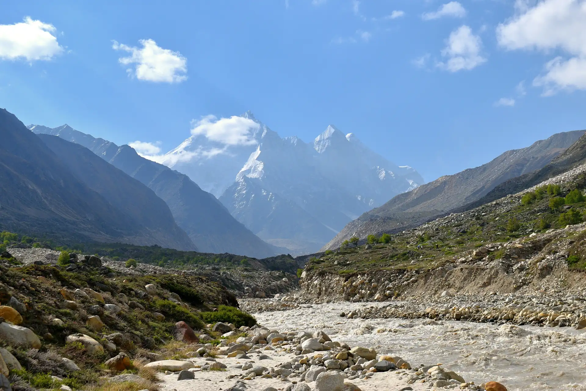 Vue panoramique sur la vallée glaciaire et les sommets enneigés du massif du Bhagirathi dans l'Himalaya de l'Uttarakhand en Inde.