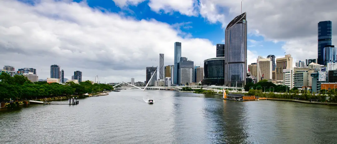 rivière Brisbane avec la skyline moderne.jpg