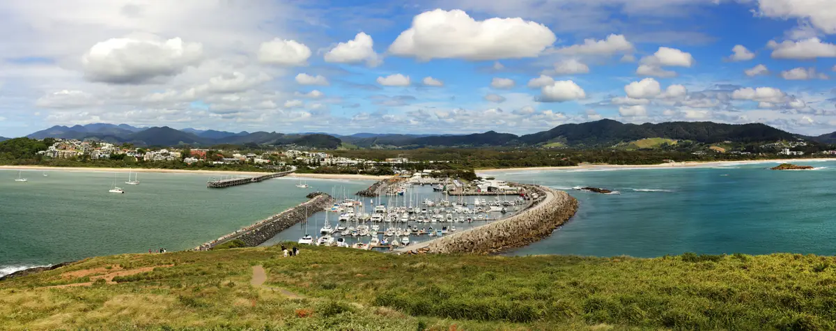 Panorama sur la marina de Coffs Harbour et ses plages environnantes