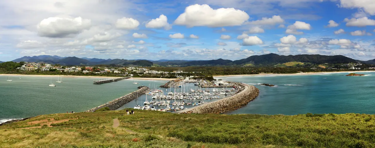 Panorama sur la marina de Coffs Harbour et ses plages environnantes