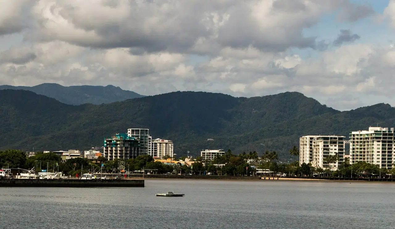 Immeubles modernes bordant le front de mer de Cairns face aux montagnes verdoyantes