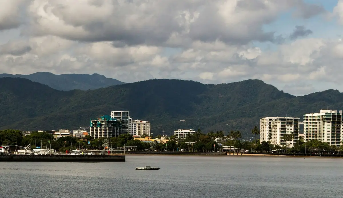 Immeubles modernes bordant le front de mer de Cairns face aux montagnes verdoyantes