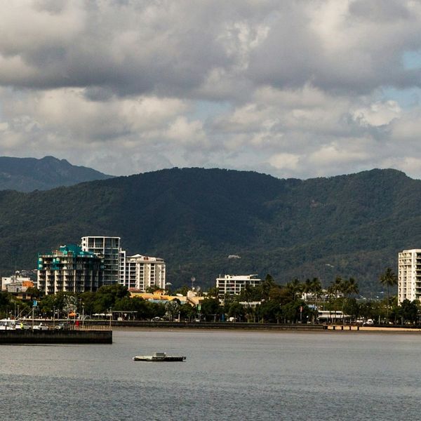 Immeubles modernes bordant le front de mer de Cairns face aux montagnes verdoyantes