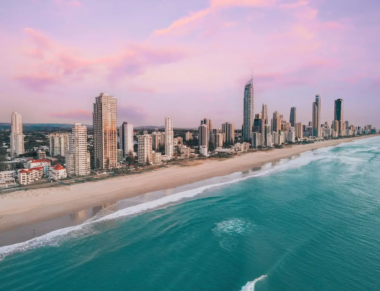 Immeubles modernes dominant la plage et l'océan turquoise de la Gold Coast