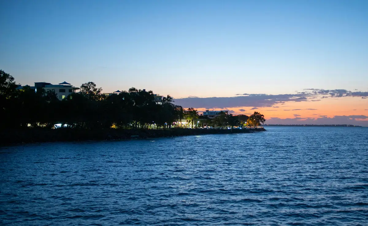 Crépuscule sur la baie paisible d'Hervey Bay