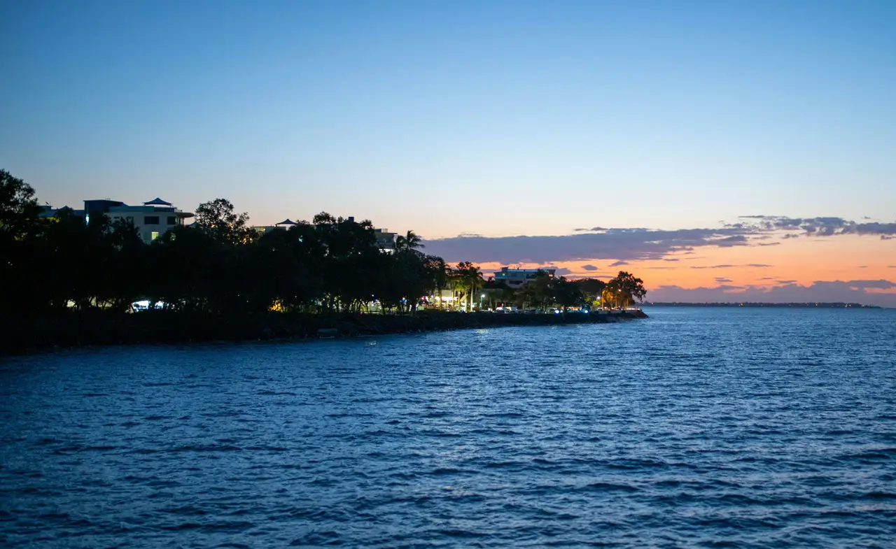 Crépuscule sur la baie paisible d'Hervey Bay