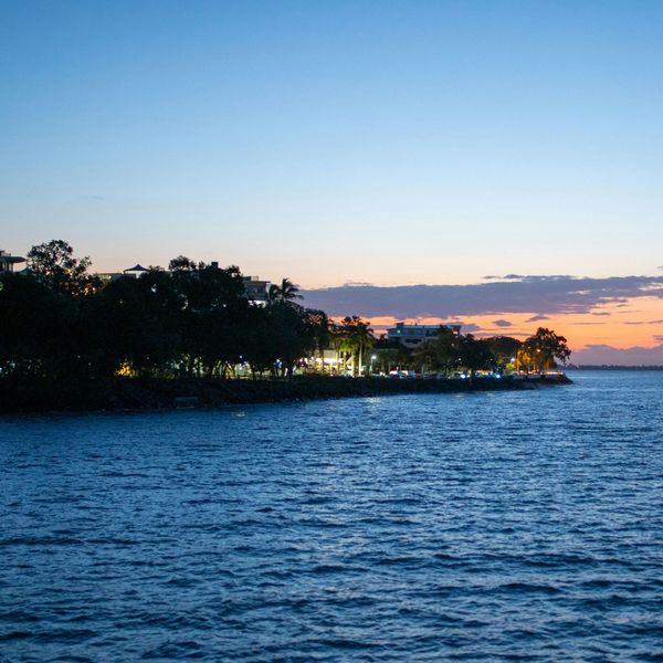 Crépuscule sur la baie paisible d'Hervey Bay