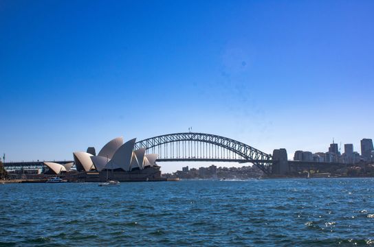 Opéra de Sydney et Harbour Bridge dominant la baie sous un ciel bleu