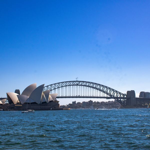 Opéra de Sydney et Harbour Bridge dominant la baie sous un ciel bleu