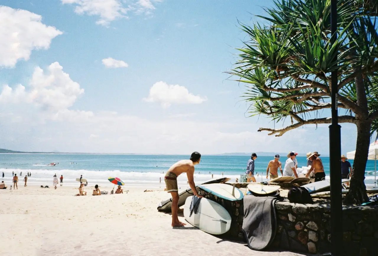 Jeunes surfeurs se préparant sur la plage ensoleillée de Noosa en Australie