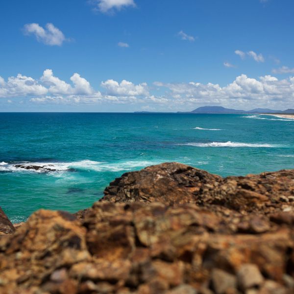 Rivage rocheux surplombant l'océan turquoise à Port Macquarie