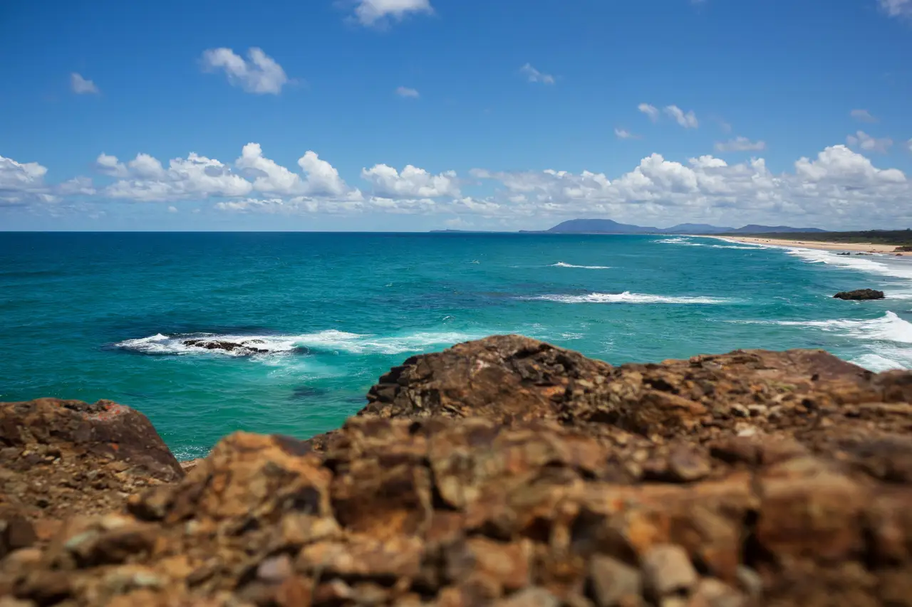 Rivage rocheux surplombant l'océan turquoise à Port Macquarie