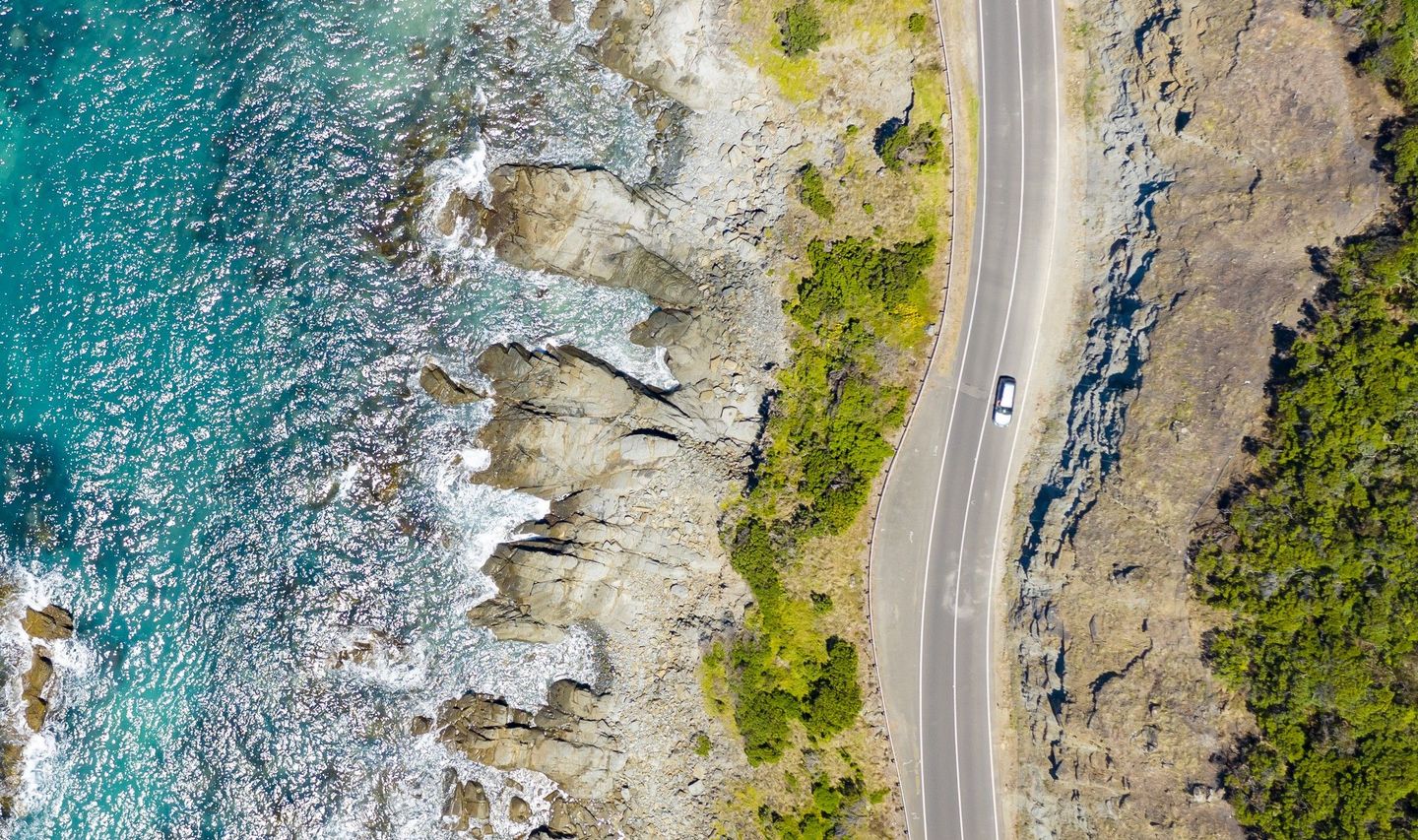 Vue aérienne d'une voiture sur la Great Ocean Road australienne