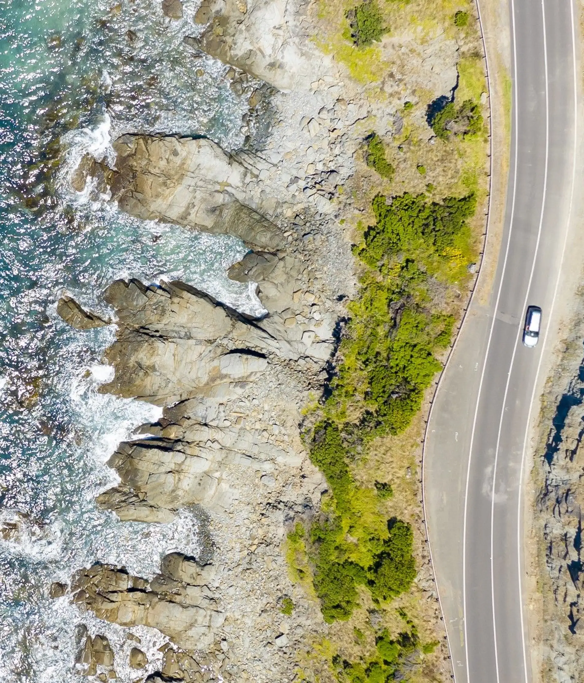 Vue aérienne d'une voiture sur la Great Ocean Road australienne